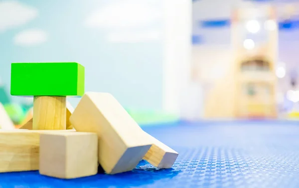 Kinder konstruieren Konstruktion pädagogisches Blockspielzeug. — Stockfoto