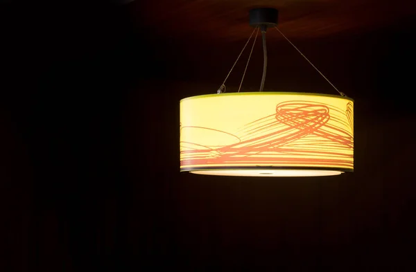 Narancssárga mennyezeti lámpa sötét szobában. — Stock Fotó