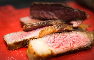 Paramparça pembe orta nadir sığır eti biftek