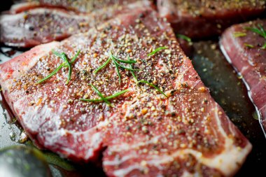 Baharat ve baharat hazırlık ızgara için ham sığır eti biftek.