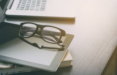 Tablet, dizüstü bilgisayar ve Ofis Masaları vintage aydınlatmada gözlük 