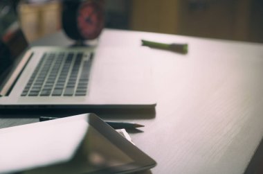 İşten eve gitti sonra boş ofis masa saati.