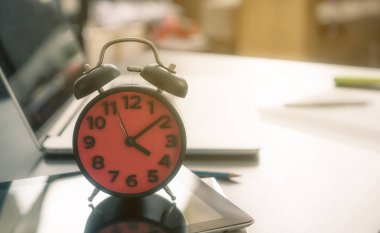 Eve gitme zamanı. Günün sonunda bir Ofis Masası üzerinde sayma çalar saat.