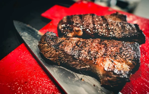 Gut gemacht Grill gegrilltes Steak wartet darauf, in Scheiben geschnitten werden. — Stockfoto