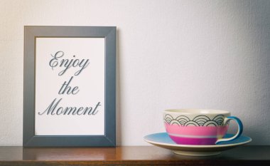 Bir fincan çay konseptiyle rahatlatıcı anın tadını çıkarın