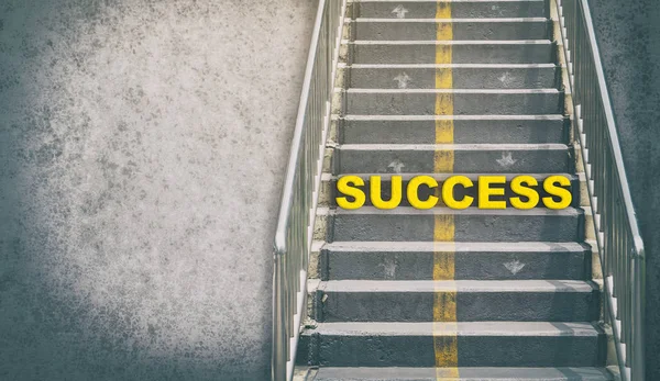 Trap pad naar succes concept. Een rustieke trap met succes tekst in het midden. — Stockfoto