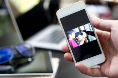 Baba çalışan office Aile fotoğrafını içinde onun akıllı telefon üzerinde motivasyon için arıyor.