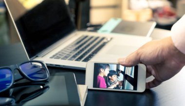 Baba çalışan office Aile fotoğrafını içinde onun akıllı telefon üzerinde motivasyon için arıyor.