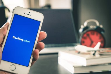 Kitap onun iş seyahat için Booking.com Web sitesini kullanarak iş adamı.