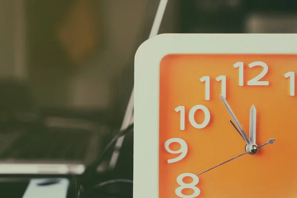 Reloj contando para la hora del almuerzo en la mesa de la oficina . — Foto de Stock