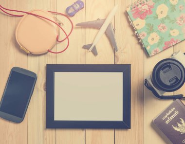 Boş resim çerçevesi yaz tatil ekipman. Gezgin ekipman ile ahşap masa boş fotoğraf çerçevelemek. 