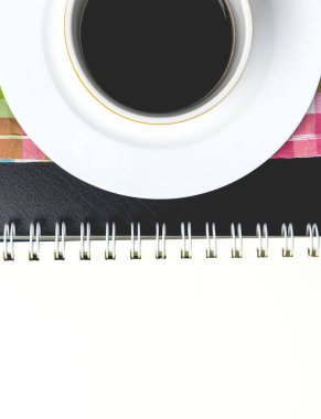 Kopya alanı dizüstü aşağıda kahveyle.