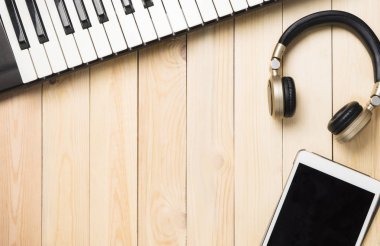 Merhaba teknoloji müzik aletleri üzerinde ahşap alanı Kopyala.