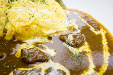Japon pirinç curry omlet ve sığır eti ile.