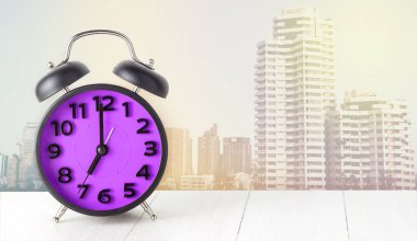Mor sabah Alarm saat şehir arka plan beyaz tablo.