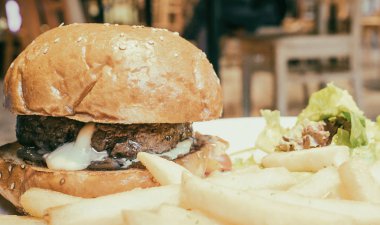 Kalın biftek burger patates kızartması ile.