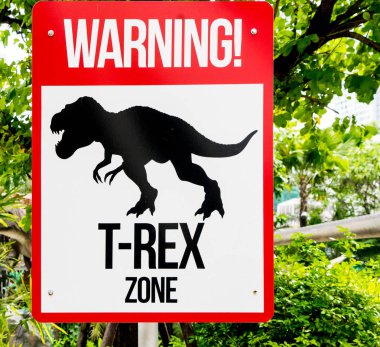 Dinozor uyarı işareti bir ormanda. 