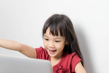 Asyalı kız internette eğleniyor