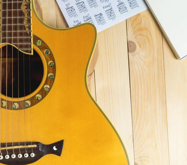 Guitarra con cuaderno musical para escribir canciones . — Foto de Stock