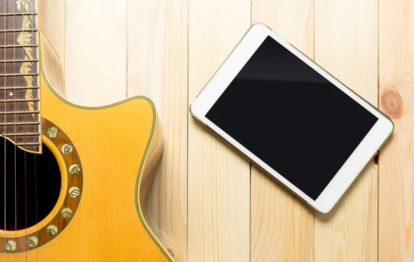 Guitarra con pantalla de tableta en blanco para aplicación y espacio de copia . — Foto de Stock
