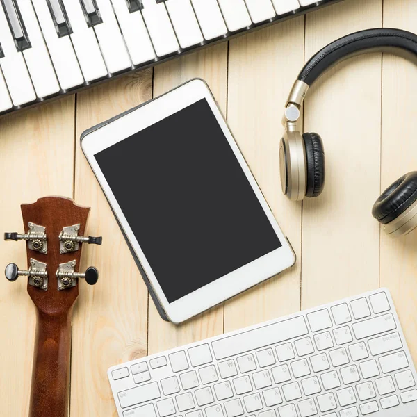 Hi-Tech-Geräte und Instrumente für die Musikproduktion. — Stockfoto