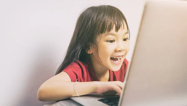 Asyalı kız internet'te sörf eğleniyor.