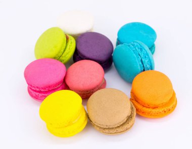 Beyaz arka plan üzerinde renkli Macaron demet.