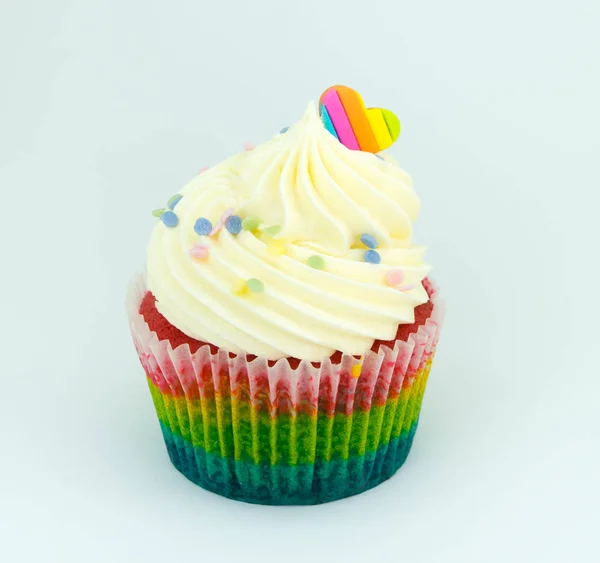 Colorato cupcake arcobaleno su sfondo bianco . — Foto Stock