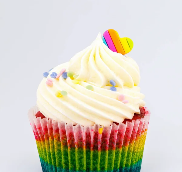 Cupcake San Valentino arcobaleno con top cuore su bianco . — Foto Stock