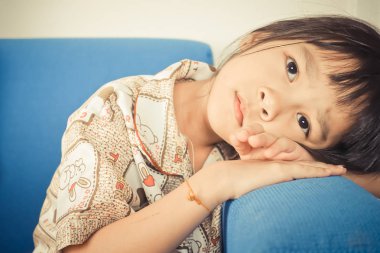 pijama giymiş küçük uykulu Asyalı kız