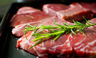 Yeşil biberiye Barbekü biftek baharat için kullanılır.