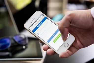 İş adamı giriş Facebook için telefonundan.