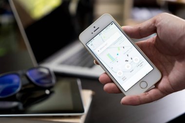İş adamı Uber uygulama onun iphone kullanıyor.