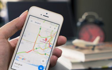 Bangkok seyahat etmek Google harita kullanan bir adam