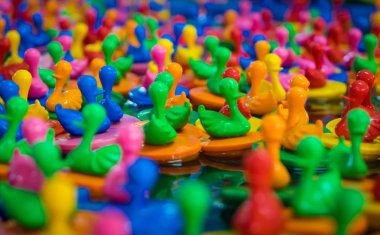 Su üzerinde yüzen renkli oyuncak ördek