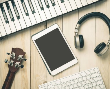 Bilgisayar müzik üretim nesneleri ahşap antika arka plan üzerinde.