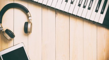 Müzik enstrümantal teknoloji aygıtta ahşap arka plan kopya alanı ile.