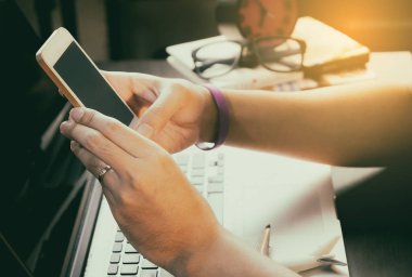 İş seyahatinde olanlar biri telefonundan arıyor.