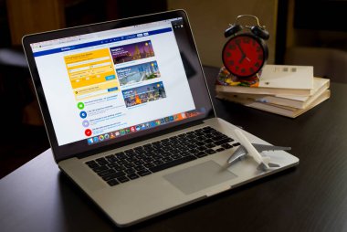 Booking.com Web sitesine kitap onun iş gezisi için kullanarak iş adamı.