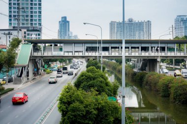 İnsanlar Silom Road, Bangkok şehir geçiş köprüsü üzerinde yürüyor