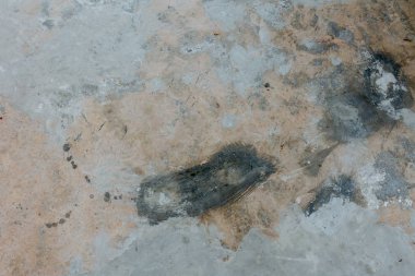 Beton zemin yüzey doku için siyah boya ile.