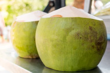 Tropikal taze hindistan cevizi hindistan cevizi suyu için hazırlanan