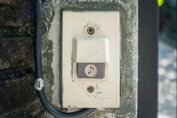 Колокольчик электрических ворот на бетонной стене — стоковое фото