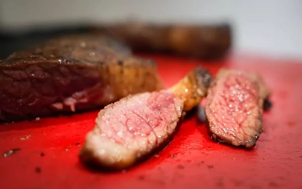 Rotes Steak in kleine Stücke geschnitten — Stockfoto