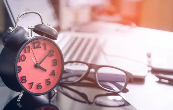 Office work desk with clock showing 4pm to finish work — Stock Photo, Image