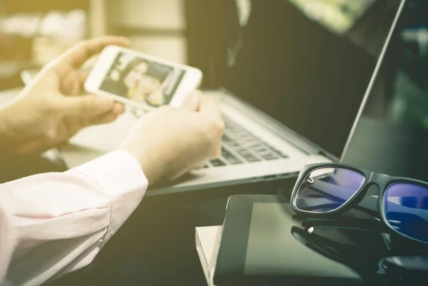 Un homme d'affaires fait un appel vidéo à sa famille — Photo