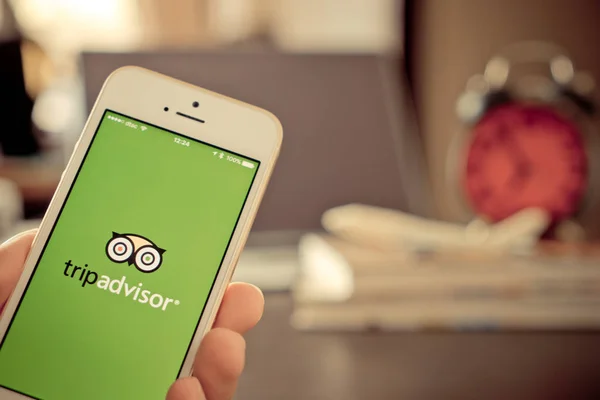 İş adamı onun gezi planı için tripadvisor uygulama kullanıyor.