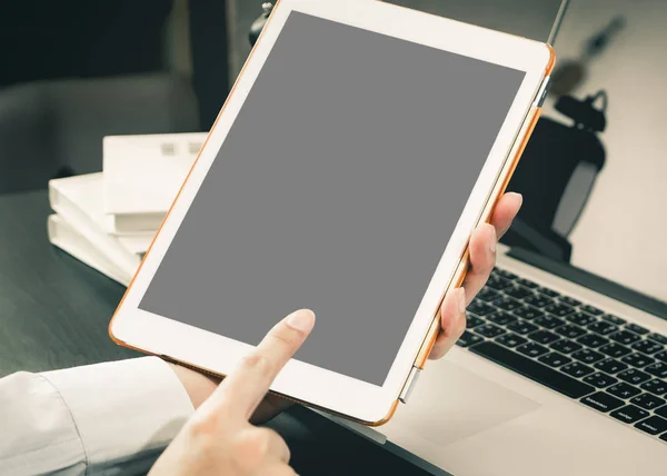 Écran de tablette blanc noir avec main d'homme d'affaires touchant l'écran . — Photo