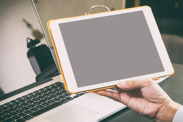Hombre de negocios sosteniendo pantalla de tableta en blanco en la oficina . — Foto de Stock