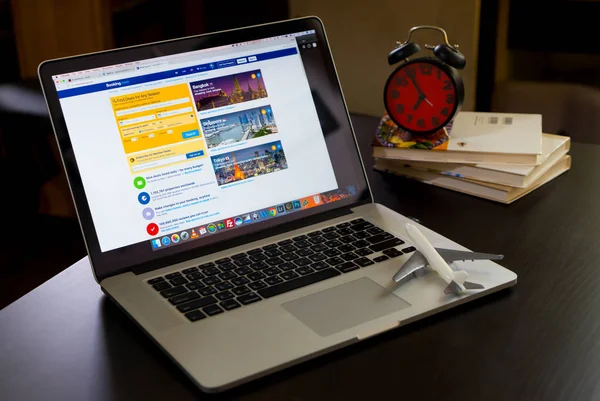 Booking.com Web sitesine kitap onun iş gezisi için kullanarak iş adamı.